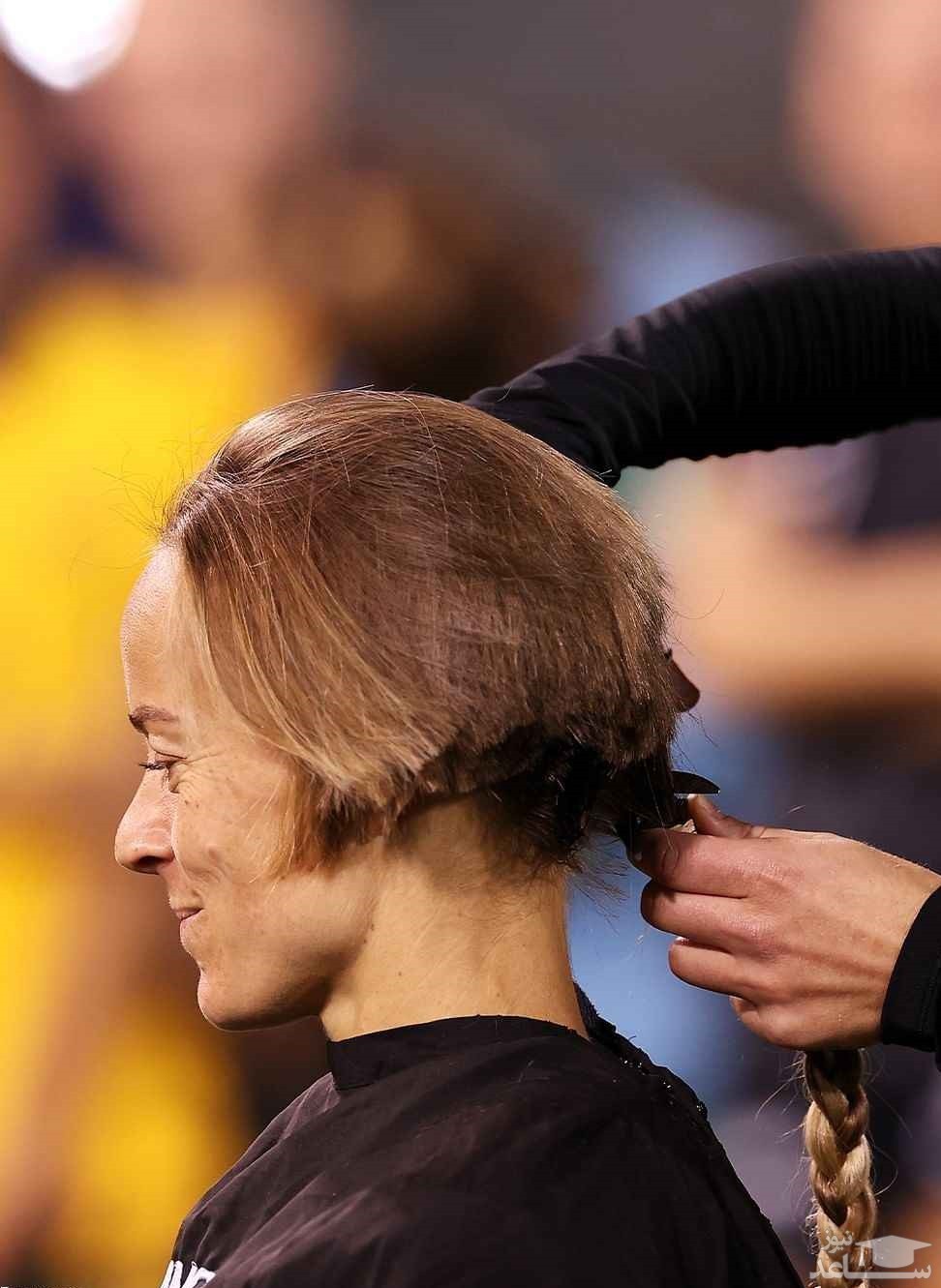 (فیلم) تراشیدن موهای فوتبالیست زن برای حمایت از برادرش
