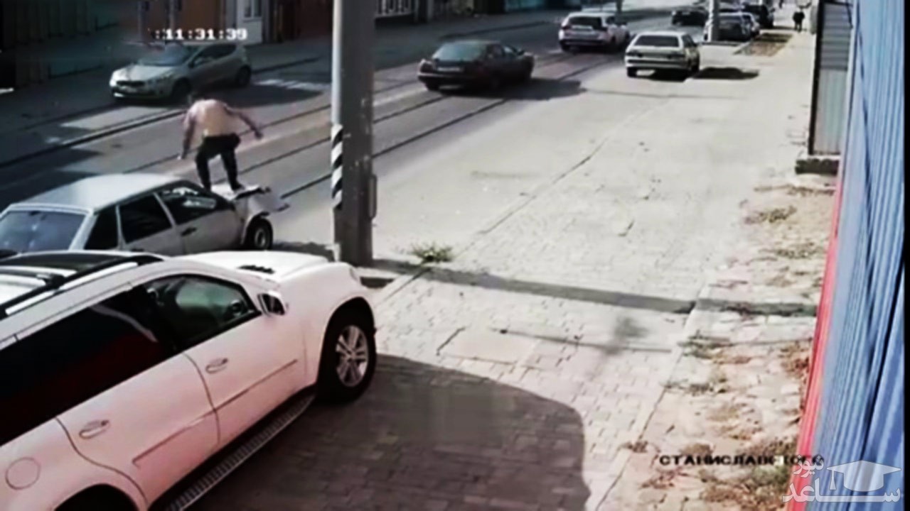 (فیلم) رونمایی از جدیدترین شیوه صافکاری با لگد زدن و پریدن روی کاپوت!