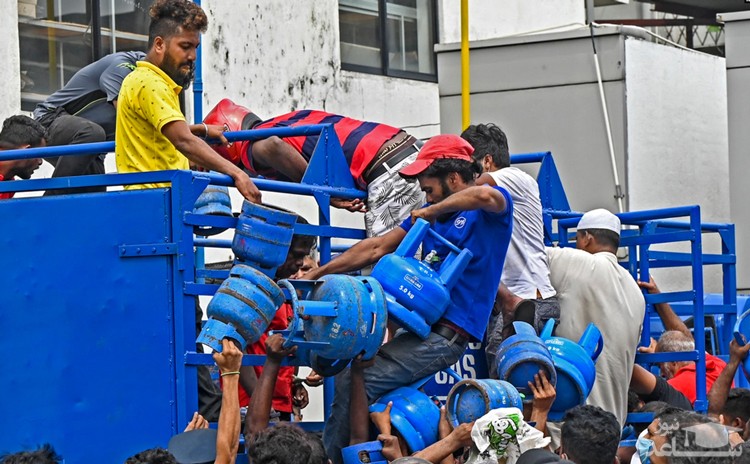 صف شبانه روزی در شهر کلمبو سریلانکا برای دریافت گاز مایع/ خبرگزاری فرانسه