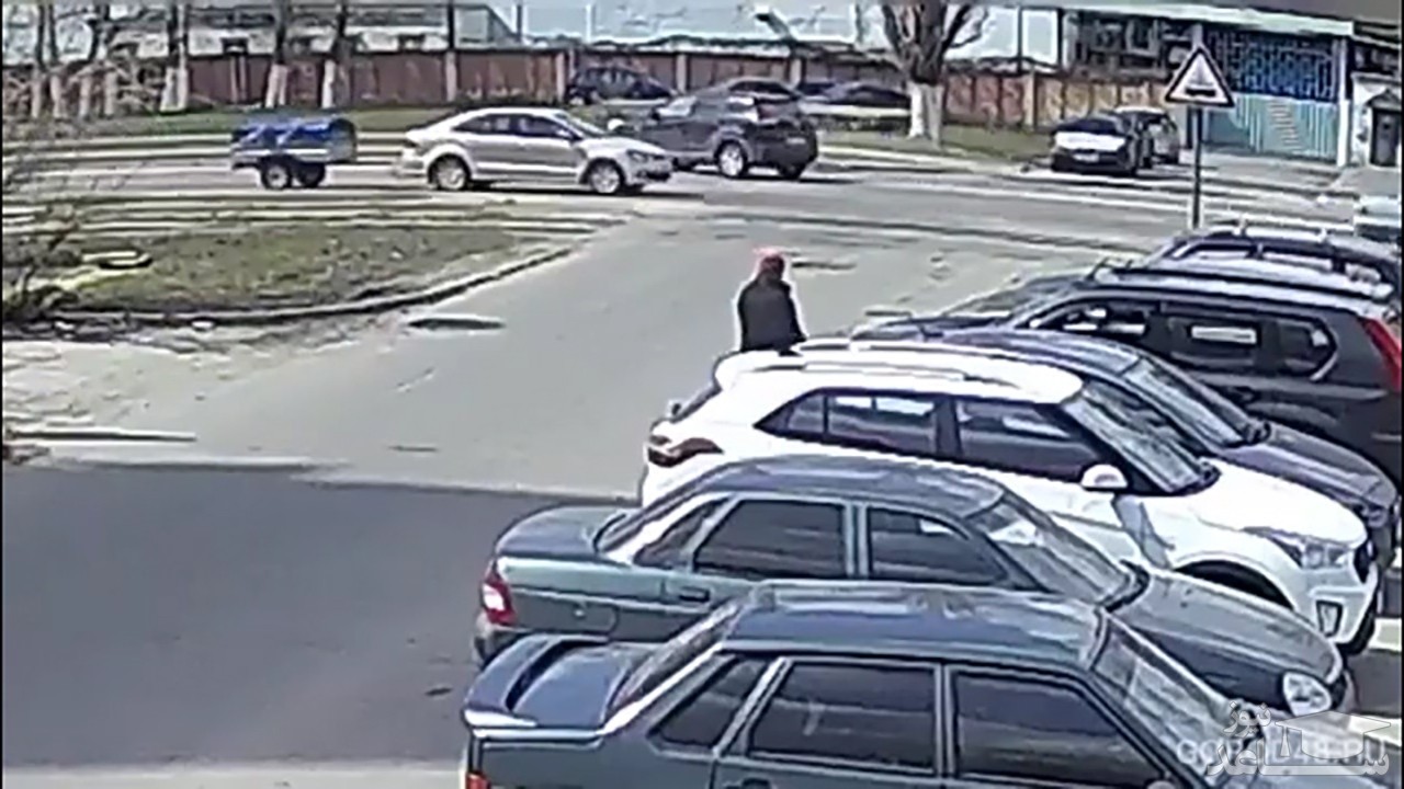 (فیلم) تصادف وحشتناک ماشین با پیرمرد هنگام عبور از خیابان