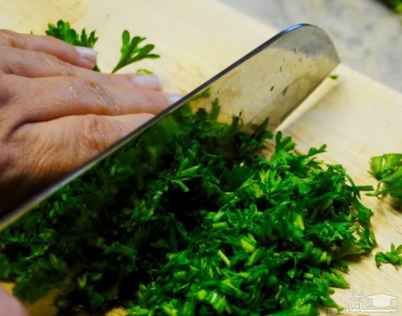 (فیلم) ترفندی جالب برای سریع تر پاک کردن سبزی 