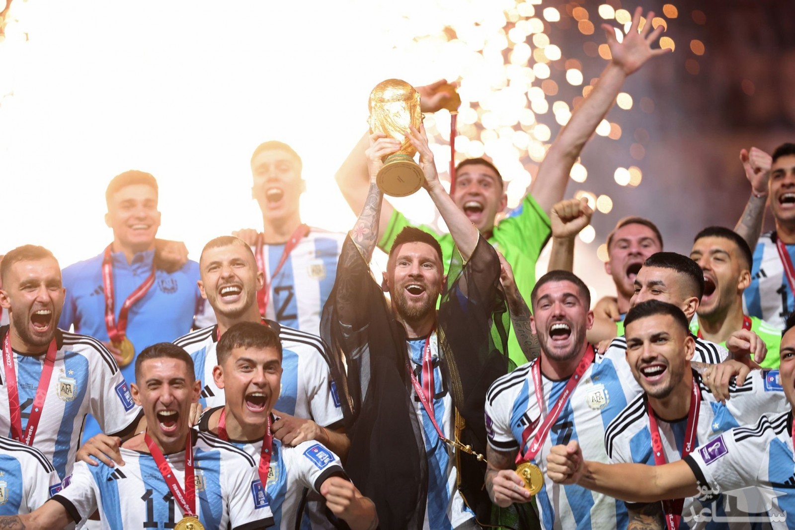 چرا مسی در جشن قهرمانی آرژانتین، پوشیدن «بِشت» را پذیرفت؟
