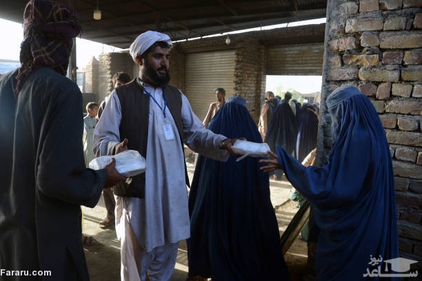  افغان‌های گرسنه در صف دریافت غذا