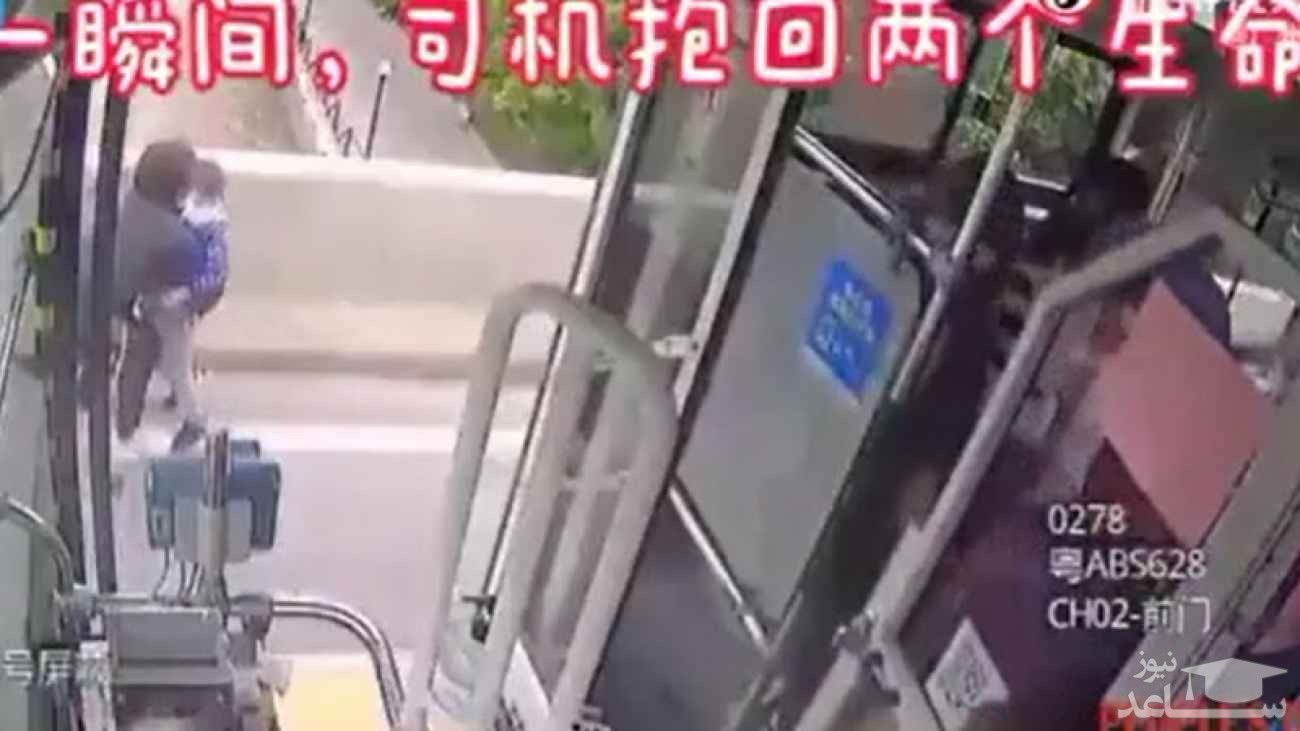 (فیلم) اقدام به موقع راننده اتوبوس در لحظه خودکشی یک مادر و فرزند