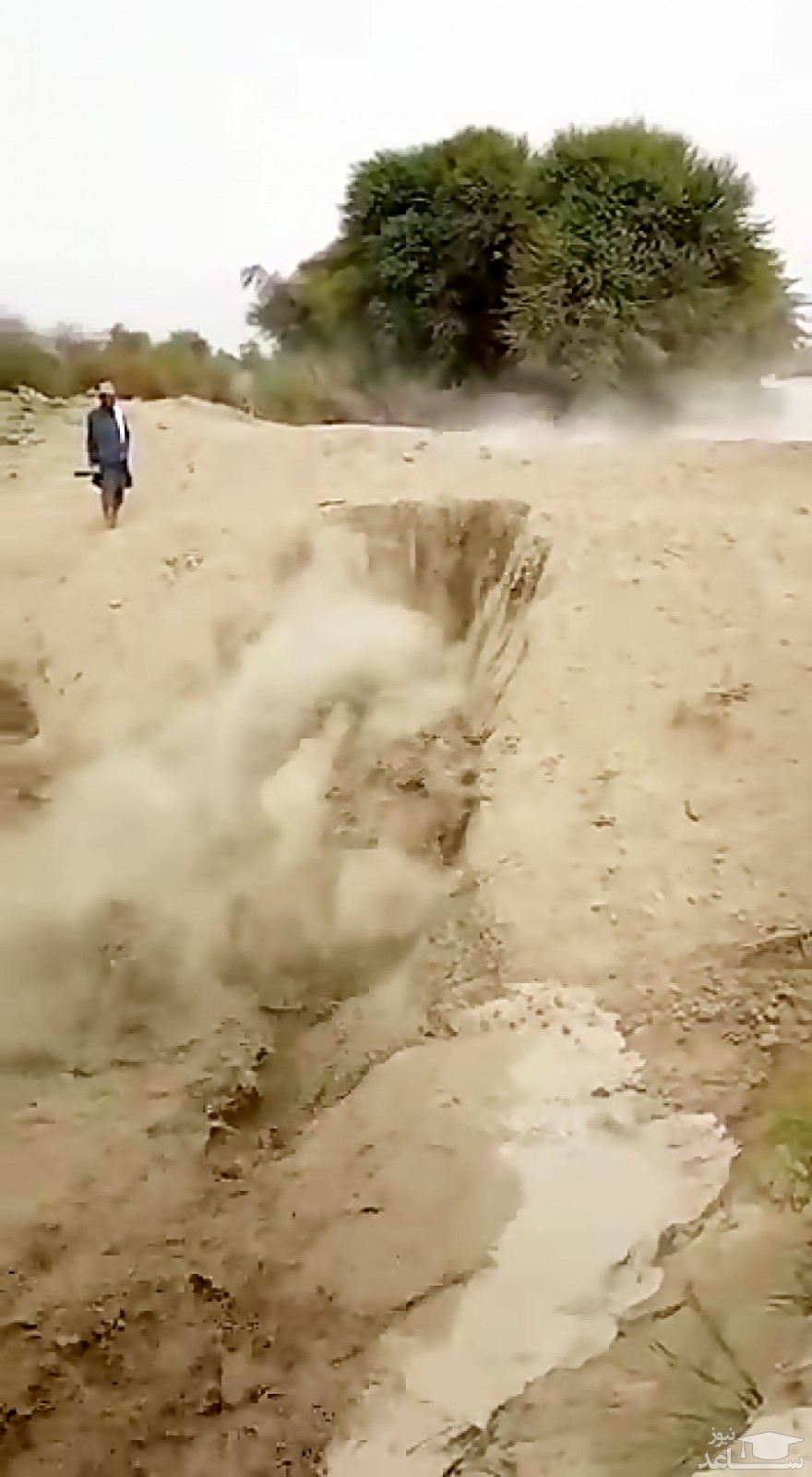 (فیلم) لحظه خراب شدن سیل بند خاکی در اثر بارش های اخیر