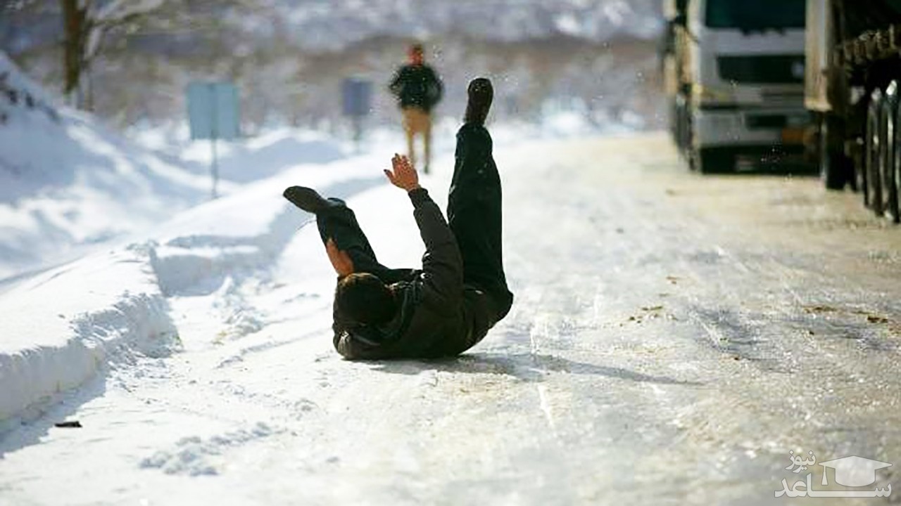 (فیلم) تلاش ناموفق برای عبور از روی زمین یخ زده