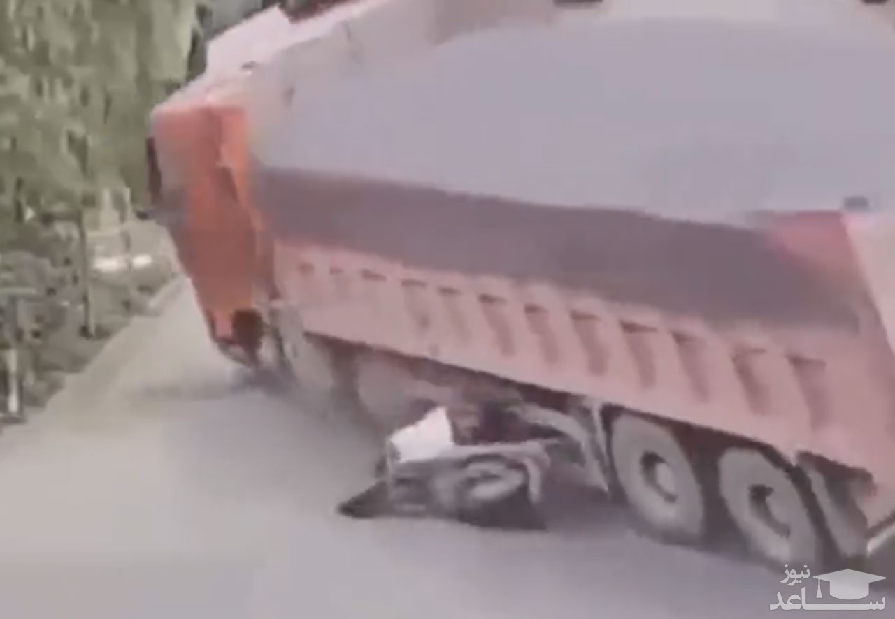 (فیلم) نجات یافتن خیره کننده موتورسوار از تصادف با خاور 