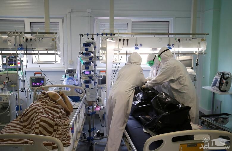 بسته بندی یک بیمار فوت شده کووید-19 در بیمارستانی در منطقه "ولووگراد" روسیه/ رویترز