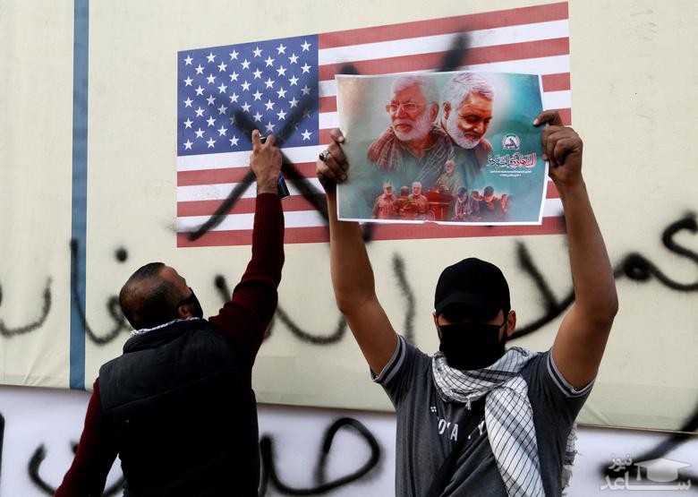 اعتراض عراقی ها در مقابل سفارت آمریکا در بغداد در سالگرد شهادت سردار سلیمانی و ابومهدی المهندس/ رویترز