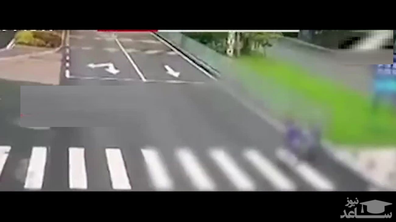 (فیلم) راننده‌ای که با سرعت جنون آمیز، عابر پیاده را ۲۰ متر به هوا پرتاب کرد!