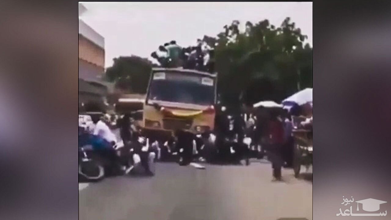 (فیلم) شوخی نامناسب موتورسوار با سرنشینان یک اتوبوس