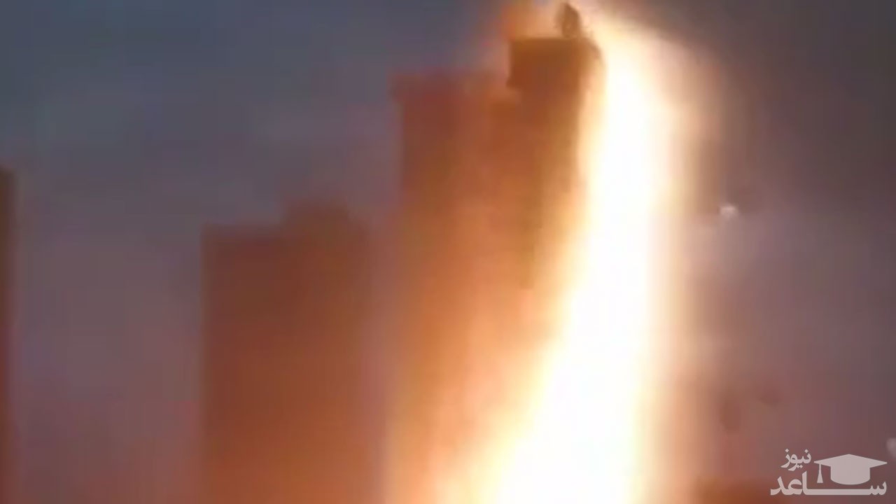 (فیلم) لحظه برخورد صاعقه با یکی از آسمان‌خراش‌های چین