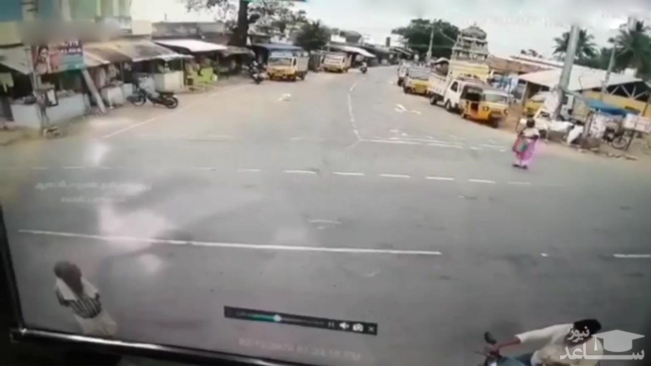 (فیلم) عبور کامیون از روی پیرزن هندی