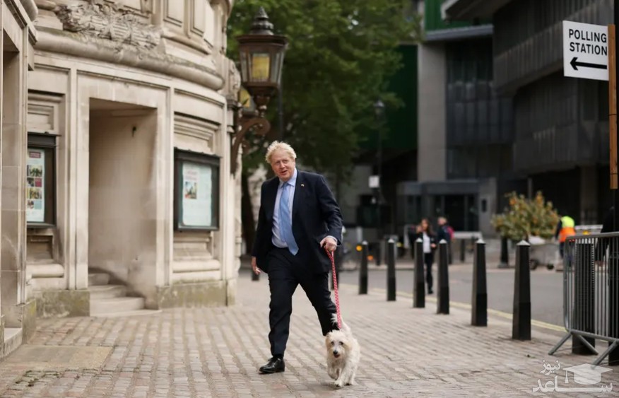 بوریس جانسون نخست وزیر انگلیس به همراه سگش در حال حضور در یک شعبه رای گیری در انتخابات محلی در لندن/ گتی ایمجز