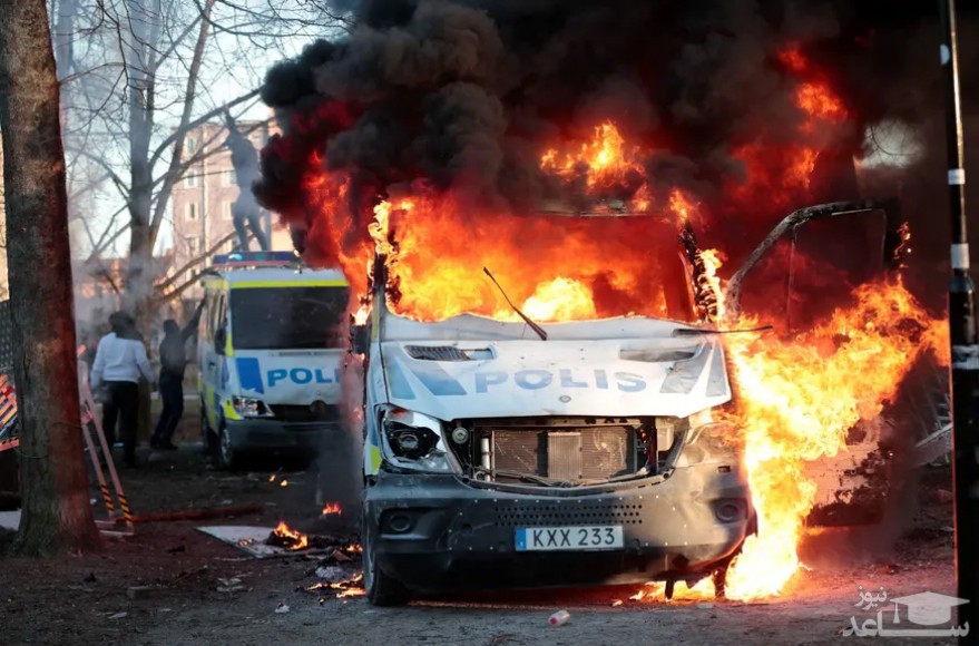 به آتش کشیدن ون های پلیس سوئد در جریان تظاهرات گروه های افراطی ضد اسلام/ رویترز