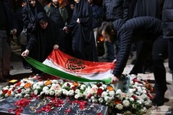 (فیلم) نماهنگی از مراسم تعویض سنگ مزار شهید سلیمانی توسط فرزندانش