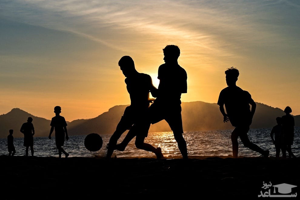 فوتبال ساحلی نوجوانان اندونزیایی در غروب ساحل جزیره آچه اندونزی/ خبرگزاری فرانسه