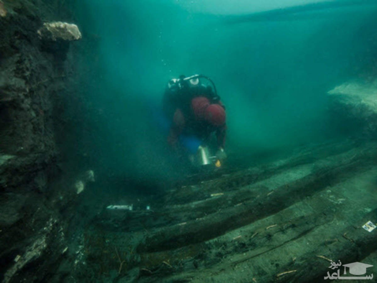 بقایای گورستانی در آب