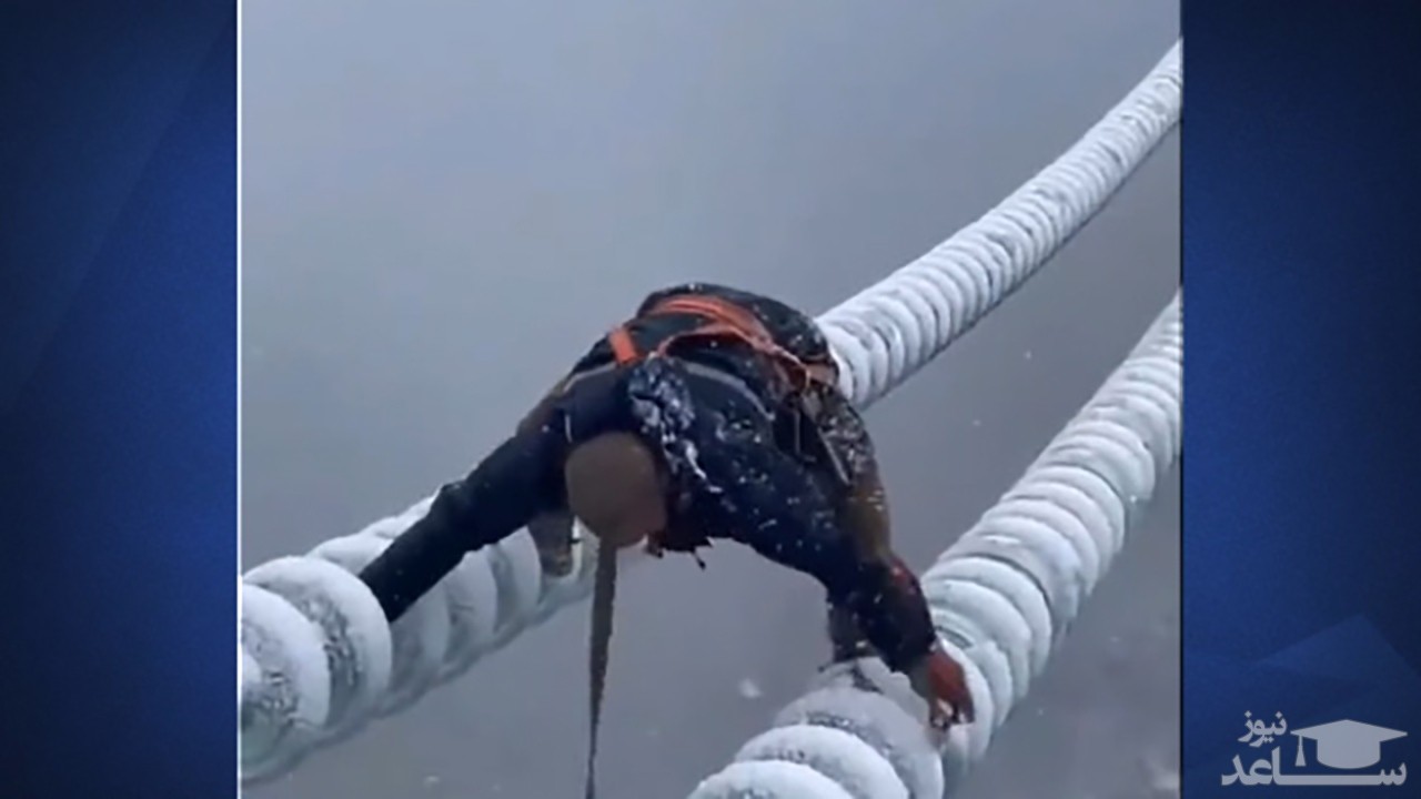 کار روی دکل‌های برق در برف و سرمای زمستان +فیلم