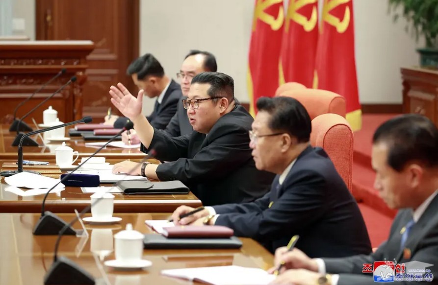 سخنرانی "کیم جونگ اون" رهبر کره شمالی در نشست کمیته مرکزی حزب حاکم کره شمالی/ خبرگزاری رسمی کره شمالی