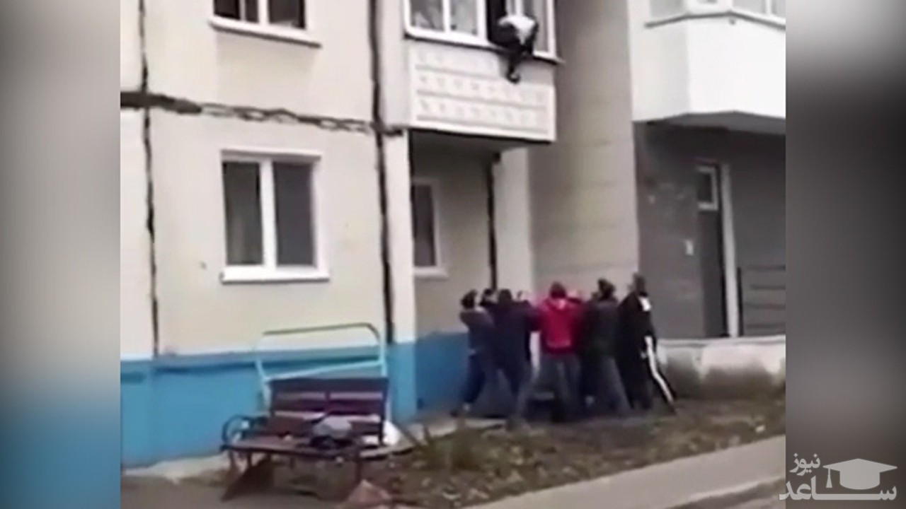 (فیلم) پریدن از پنجره آپارتمان برای فرار از آتش سوزی