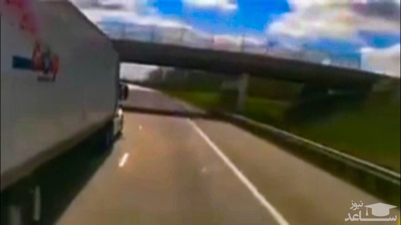 (فیلم) متلاشی شدن یک تریلی ۱۸ چرخ پس از تصادفی وحشتناک