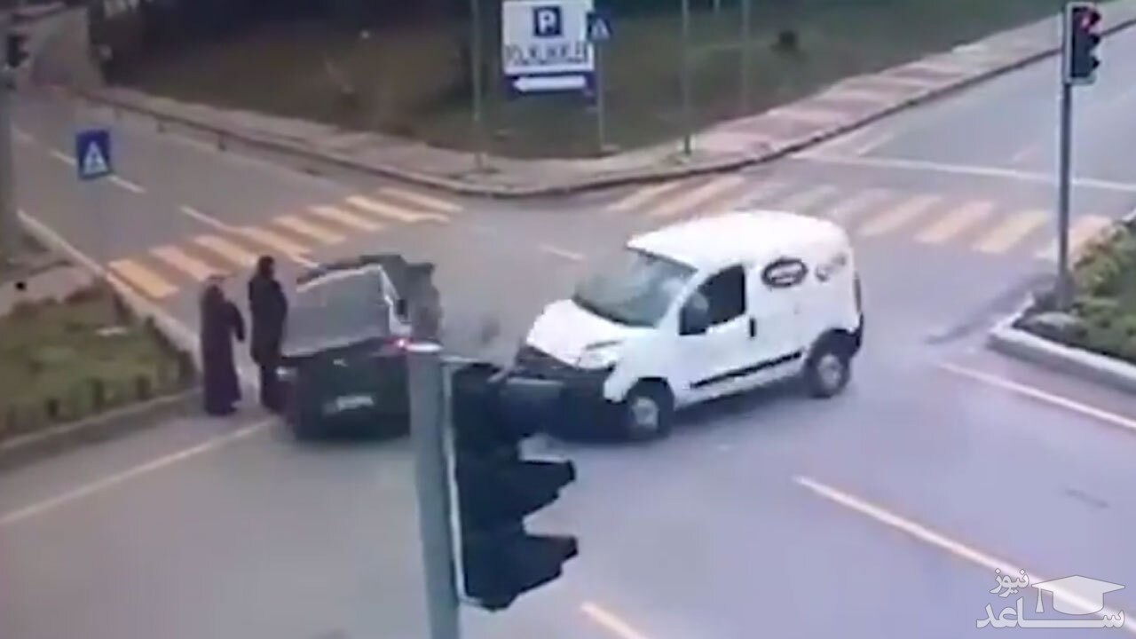 (فیلم) تصادف وحشتناک یک خودرو با دو عابر پیاده