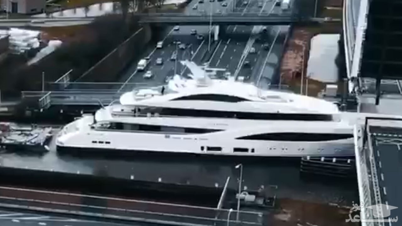 (فیلم) لحظه جذاب عبور یک کشتی تفریحی از وسط یک بزرگراه در هلند 