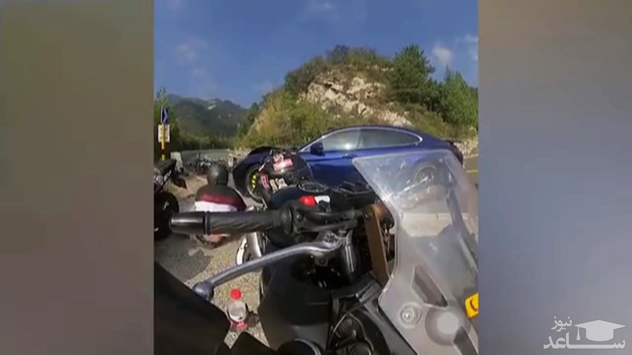 (فیلم) تصادف شاخ به شاخ موتورسیکلت با پورشه در سر پیچ