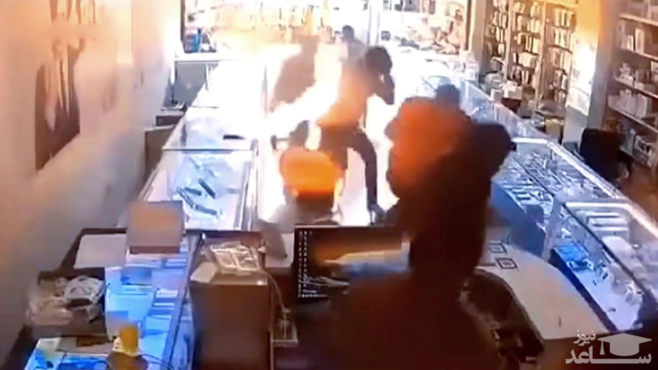(فیلم) انفجار موبایل در صورت یک مرد هنگام تعویض باتری