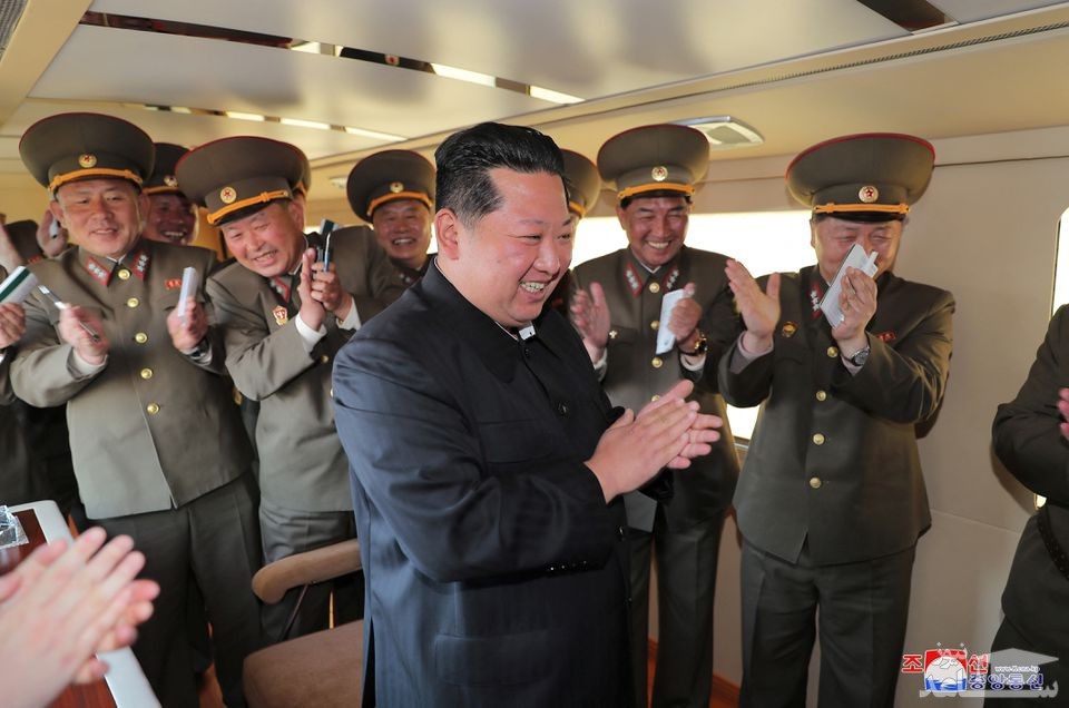 "کیم جونگ اون" رهبر کره شمالی در مراسم شلیک آزمایشی 2 فروند موشک هدایت شونده تاکتیکی با هدف تقویت قابلیت های هسته ای کره شمالی/ خبرگزاری رسمی کره شمالی
