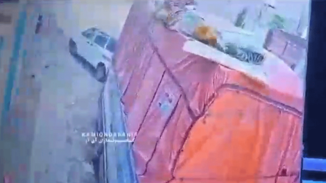 (فیلم) سقوط کارگر حین خواب از بالای اتاقک کامیون