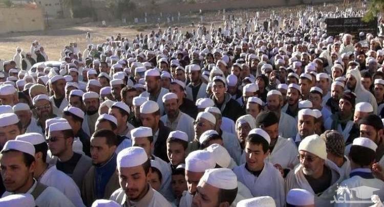 (فیلم) بازداشت امام جماعت هنگام سجده جنجالی شد