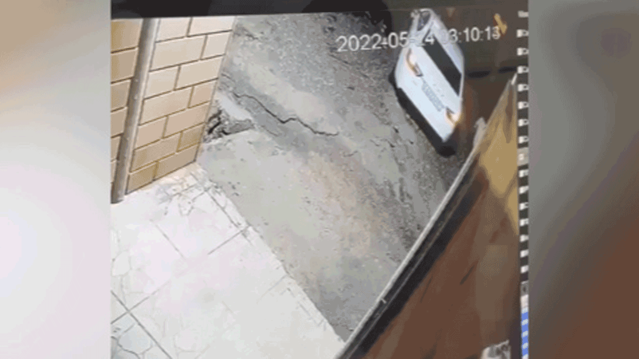(فیلم) لحظه فرو رفتن خودرو در زمین!
