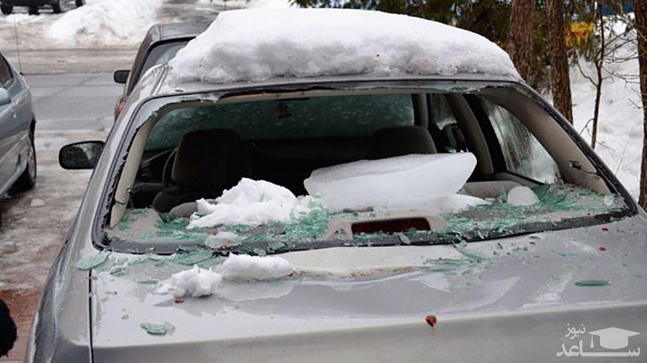 (فیلم) سقوط یخ روی ماشین یک زن 