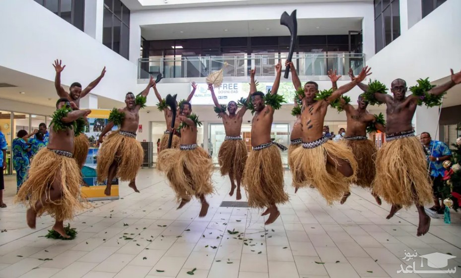 رقص سنتی بومیان فیجی در مراسم بازگشایی فرودگاه بین المللی شهر "نادی" به روی مسافران خارجی برای نخستین بار پس از همه گیری ویروس کرونا/ خبرگزاری فرانسه