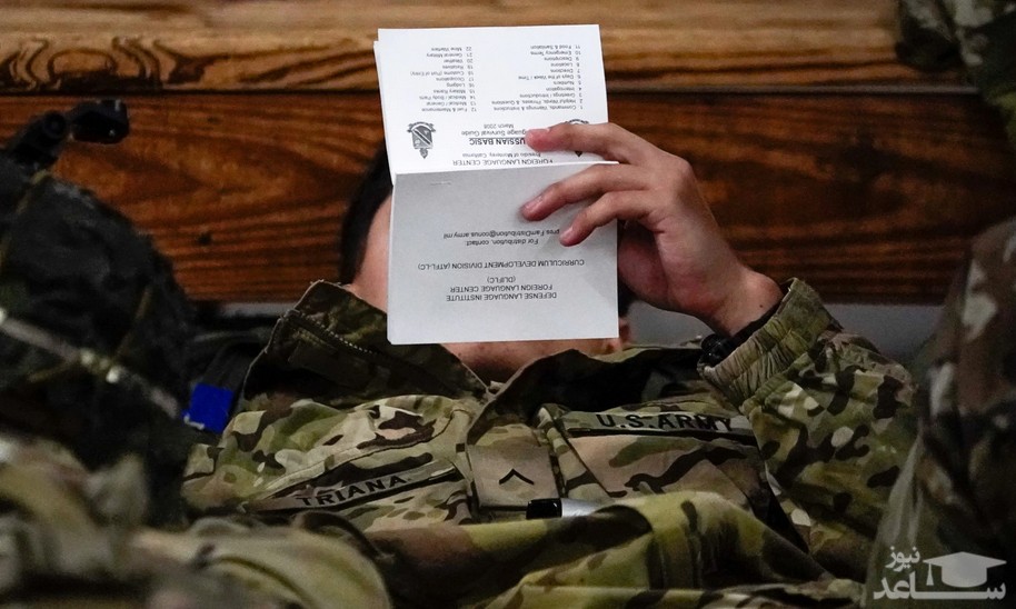 سرباز آمریکایی در حال خواندن جزوه کوتاه آشنایی با زبان روسی پیش از اعزام به شرق اروپا/ رویترز