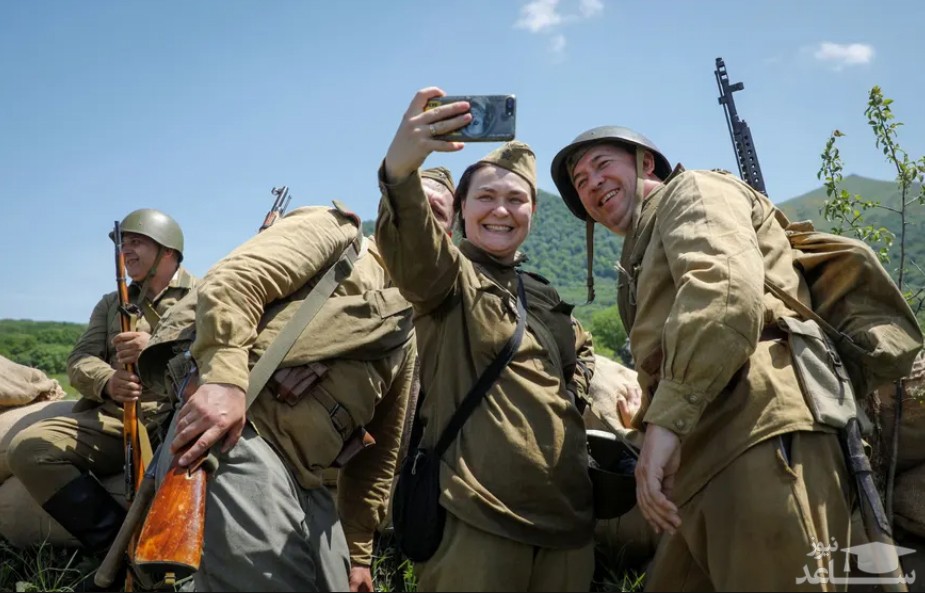 سلفی گرفتن سربازان ارتش روسیه با لباس های جنگ دوم جهانی