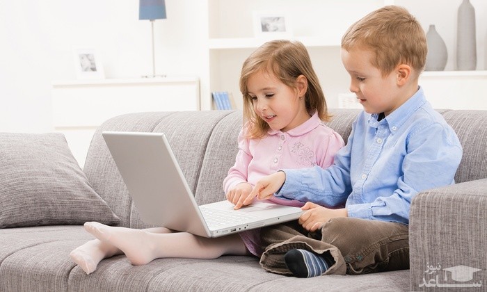 دو کودک در حال کار با لپ تاپ