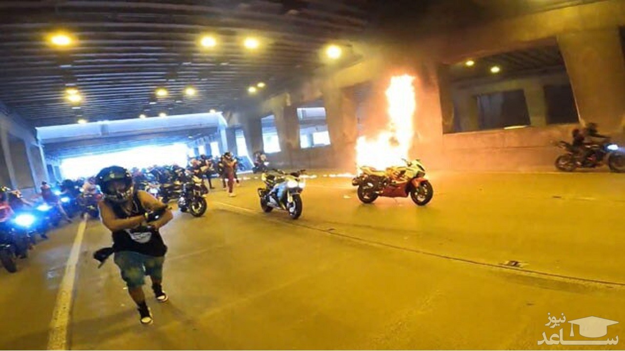 لحظه آتش گرفتن موتورسیکلت حین حرکات نمایشی