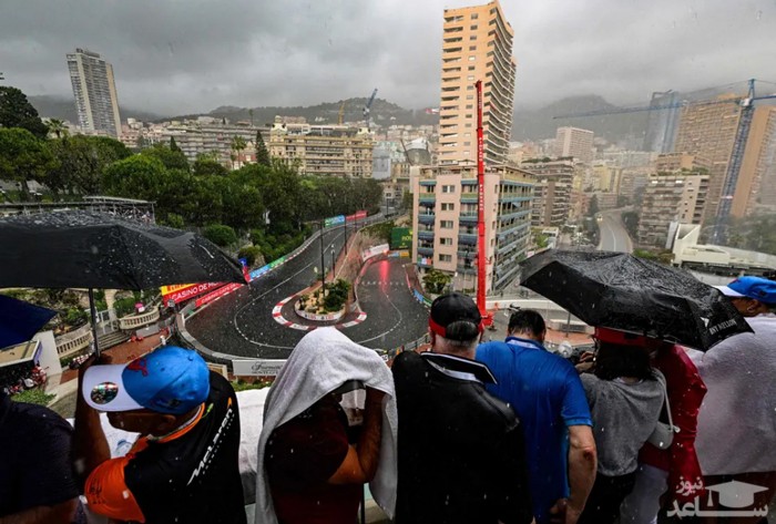 تماشای زیر باران مسابقات اتومبیلرانی جایزه بزرگ فرمول یک موناکو/ خبرگزاری فرانسه