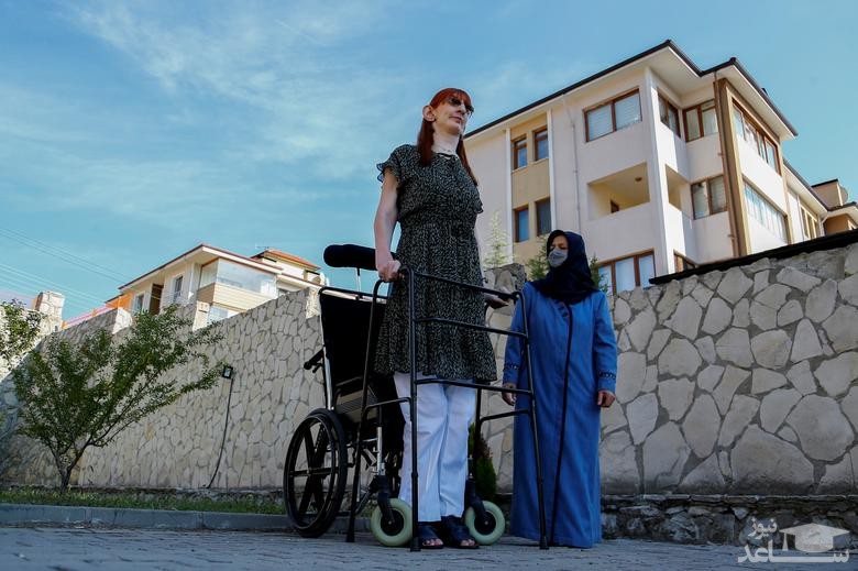 بلند قدترین زن دنیا در کنار مادرش در جریان یک کنفرانس خبری در شهر"سافران بولو" ترکیه/ رویترز