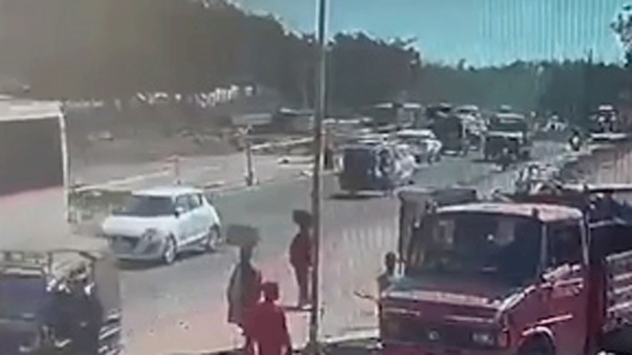 (فیلم) له شدن خودروها در پی واژگونی کامیون