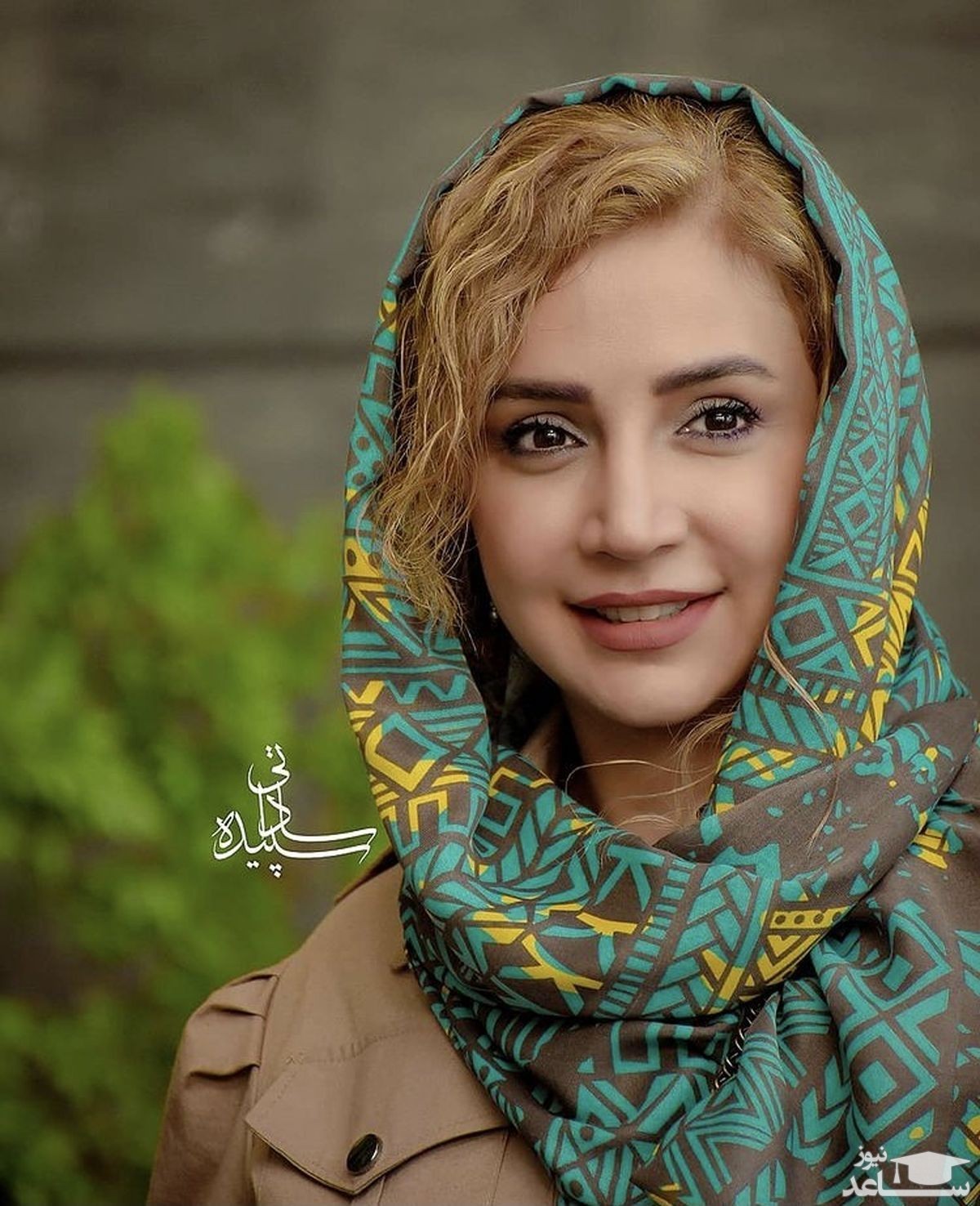 عکس | نگاهی به مانتوی کوتاه مزونی و کیف برند شبنم قلی خانی