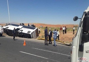 واژگونی اتوبوس بین شهری در مسیر شیراز - بندرعباس/ ۱۷ نفر مصدوم شدند