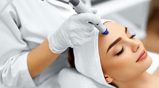 چگونه در خانه پوست صورت مان را پاکسازی کنیم؟