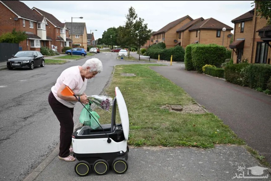 تحویل گرفتن خرید سوپر مارکتی از روبات پیک در انگلیس