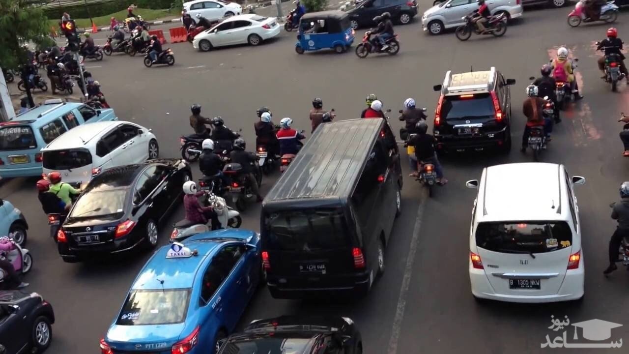 (فیلم) تصادف زنجیره‌ای در یک تقاطع در اندونزی