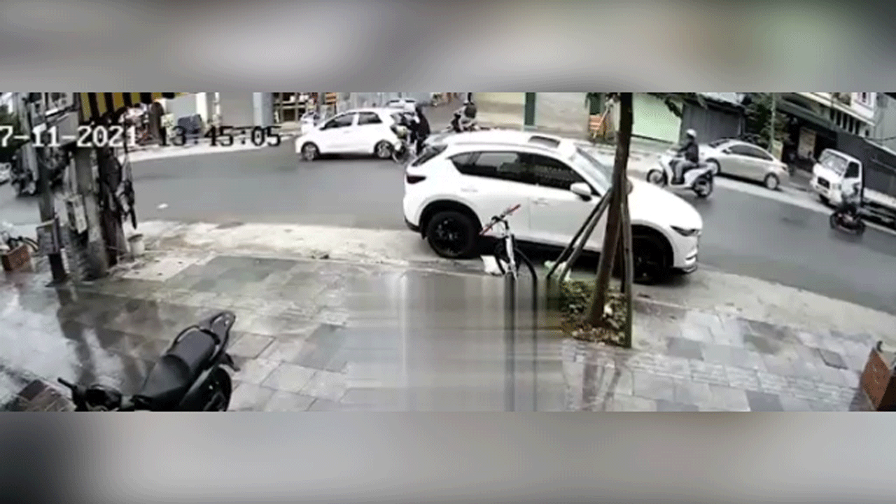 (فیلم) زیر گرفتن ۲ موتورسوار توسط راننده مست