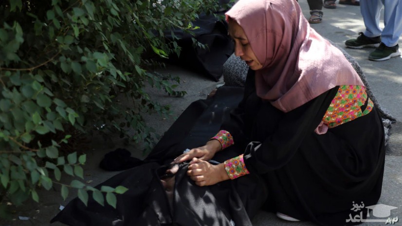 یک زن افغان در حال احراز هویت یکی از قربانیان حمله تروریستی هفته گذشته به فرودگاه کابل